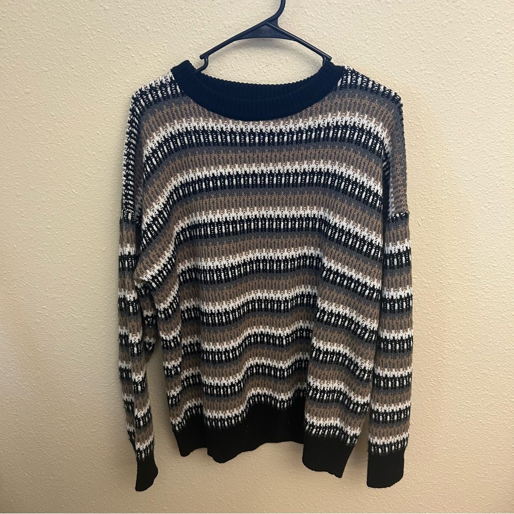 men’s multicolored sweater size XL.